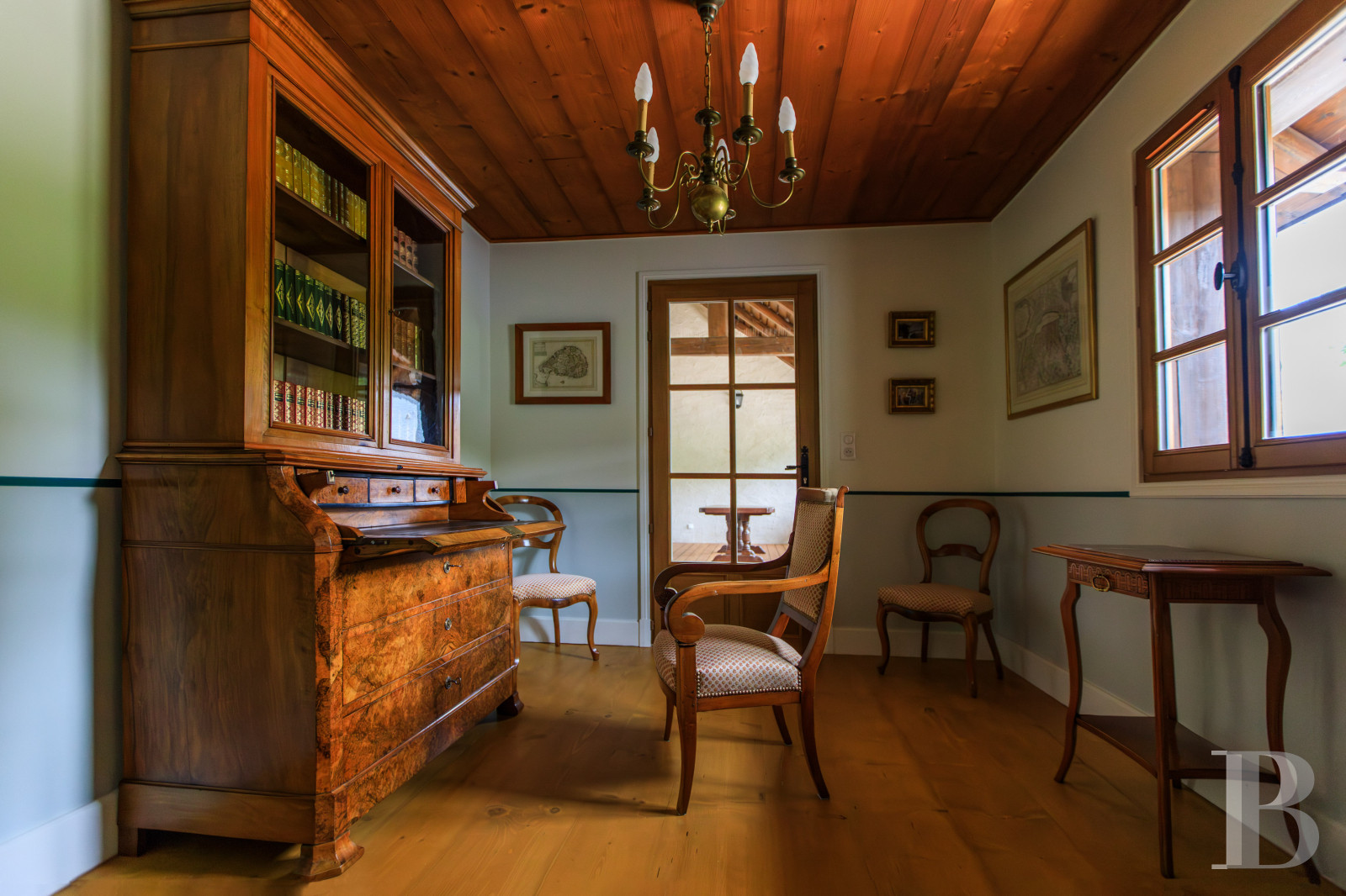 Dans le Haut-Bugey, à mi-chemin entre Lyon et Genève, une ferme abbatiale du 17e siècle transformée en une vaste et confortable demeure.  - photo  n°28
